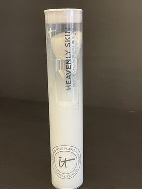 #704 IT Cosmetics “Heavenly Skin” Skin Smoothing Complexion Foundation Brush